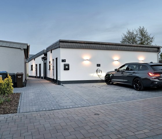 großer Parkplatz mit zwei Wallboxen, © Ferienhäuser Brieden großer Parkplatz mit zwei Wallboxen, © Ferienhäuser Brieden