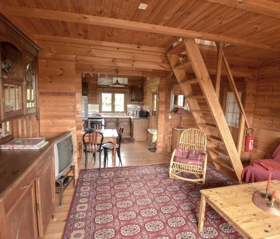 rotes Blockhaus, Wohnraum mit Küche, © Reit-und Ferienanlage Pyrmonter Hof rotes Blockhaus, Wohnraum mit Küche, © Reit-und Ferienanlage Pyrmonter Hof