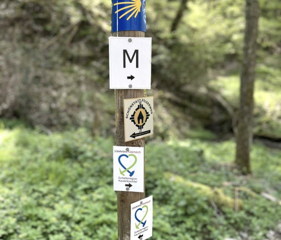Wanderwegebeschilderung Wallfahrtskirche Brücke, © VG Kaisersesch/Pressestelle Martina Vogel Wanderwegebeschilderung Wallfahrtskirche Brücke, © VG Kaisersesch/Pressestelle Martina Vogel