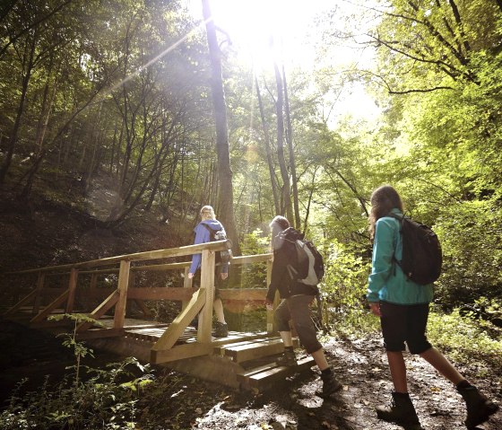 Wandern durch das wildromantische Tal, © Schieferland Kaisersesch, Marco Rothbrust Wandern durch das wildromantische Tal, © Schieferland Kaisersesch, Marco Rothbrust