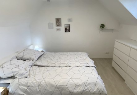 Schlafzimmer mit Doppelbett, © Ferienhaus Eifelzeit, Anita Heege Schlafzimmer mit Doppelbett, © Ferienhaus Eifelzeit, Anita Heege