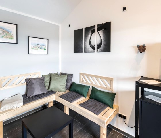 Ruheraum im Poolhaus mit Bad und Weinkühlschrank Ruheraum im Poolhaus mit Bad und Weinkühlschrank