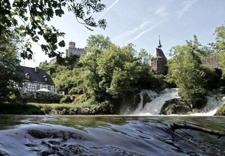 Wasserfall mit Burg Pymont, © Winfried Lenz Wasserfall mit Burg Pymont, © Winfried Lenz