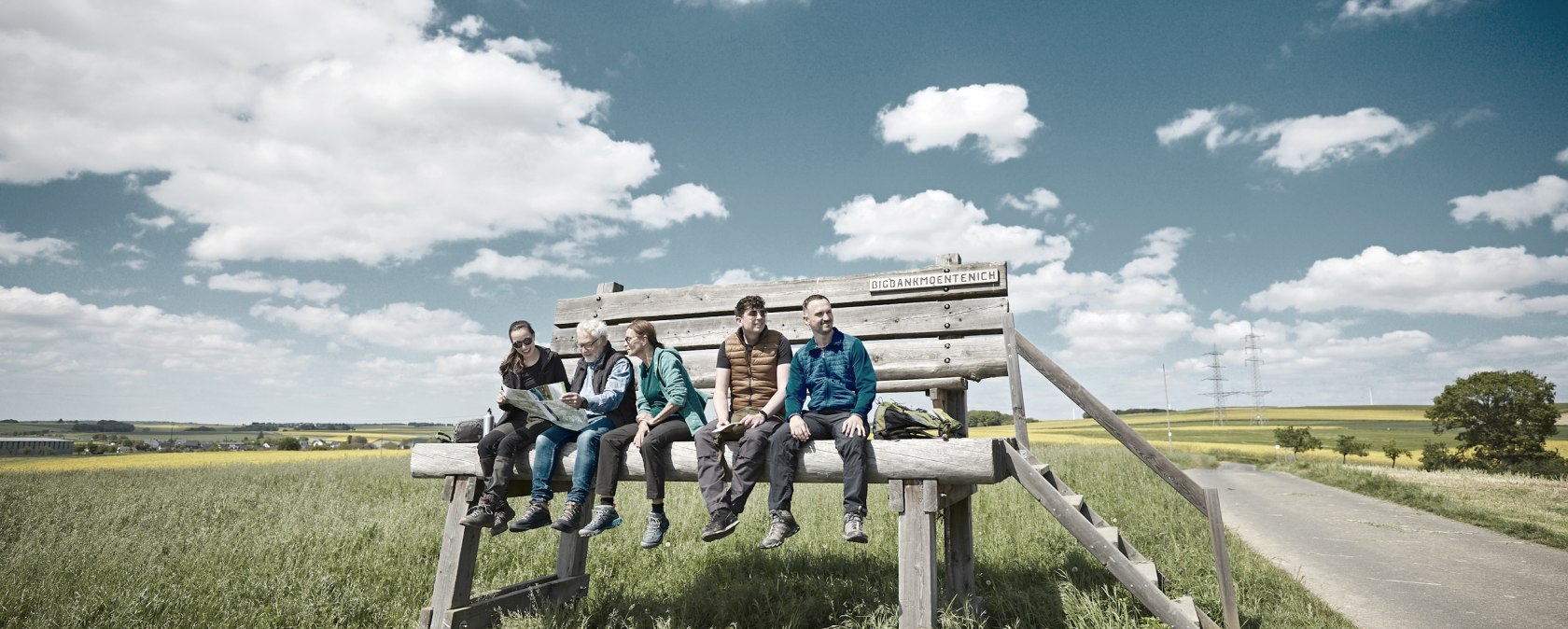 Rast auf der XXL-Bank, © Schieferland Kaisersesch, Marco Rothbrust Rast auf der XXL-Bank, © Schieferland Kaisersesch, Marco Rothbrust