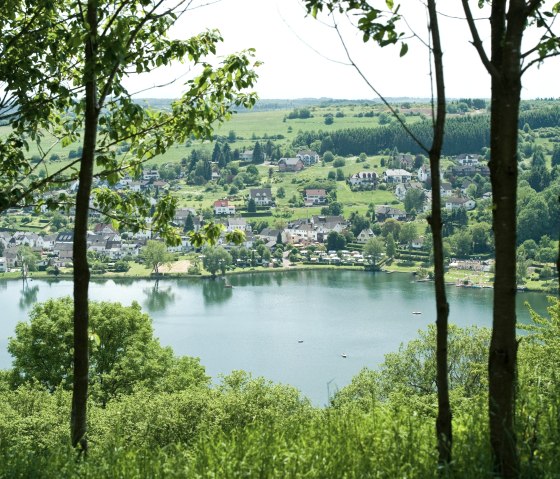 Schalkenmehrener Maar mit Bäume, © GesundLand Vulkaneifel/D. Ketz Schalkenmehrener Maar mit Bäume, © GesundLand Vulkaneifel/D. Ketz