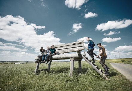 Beine Baumeln lassen auf der XXL-Bank, © Schieferland Kaisersesch, Marco Rothbrust Beine Baumeln lassen auf der XXL-Bank, © Schieferland Kaisersesch, Marco Rothbrust