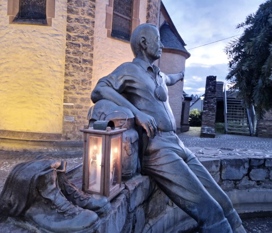 Treffpunkt am Pilgerbrunnen, © Schieferland Kaisersesch, Linda Bamberg Treffpunkt am Pilgerbrunnen, © Schieferland Kaisersesch, Linda Bamberg