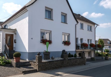Hausansicht, © Tröster-Gilles/Dorfkrug Roes Hausansicht, © Tröster-Gilles/Dorfkrug Roes