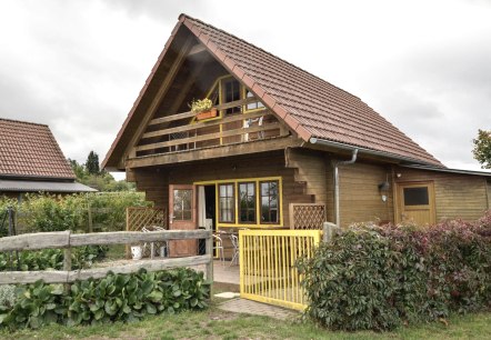 gelbes Blockhaus mit Eingang, © Reit-und Ferienanlage Pyrmonter Hof gelbes Blockhaus mit Eingang, © Reit-und Ferienanlage Pyrmonter Hof