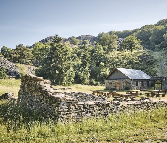 Die Herrenwiese im Kaulenbachtal mit dem Nachbau des Spalthauses ist ein idealer Rastplatz für Wanderer, © Schieferland Kaisersesch, Marco Rothbrust Die Herrenwiese im Kaulenbachtal mit dem Nachbau des Spalthauses ist ein idealer Rastplatz für Wanderer, © Schieferland Kaisersesch, Marco Rothbrust