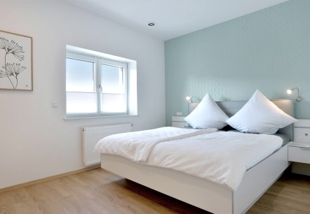 Schlafzimmer Ferienwohnung 1, © Ferienwohnungen AmAller-liebsten Schlafzimmer Ferienwohnung 1, © Ferienwohnungen AmAller-liebsten