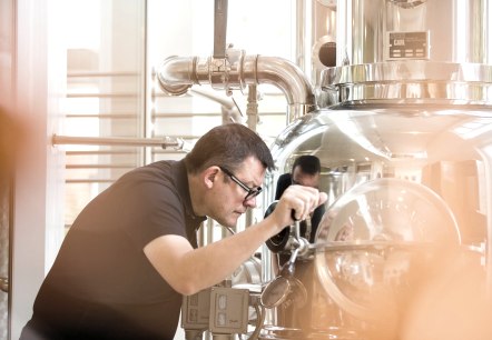 Hubertus Vallendar an der Brennanlage, © Brennerei Hubertus Vallendar GmbH & Co. KG Hubertus Vallendar an der Brennanlage, © Brennerei Hubertus Vallendar GmbH & Co. KG