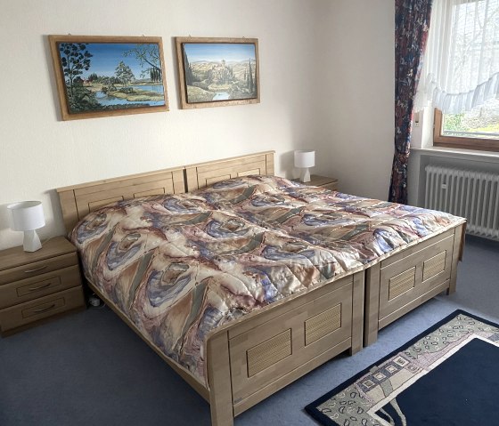 Schlafzimmer mit Kleiderschrank, © Ferienwohnung am schiefen Turm Schlafzimmer mit Kleiderschrank, © Ferienwohnung am schiefen Turm