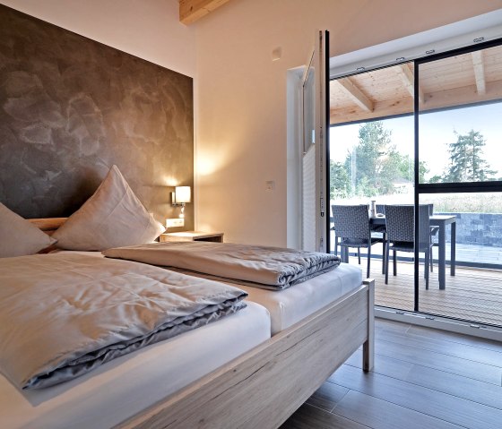 Schlafzimmer mit Terrasse und Blick nach draußen, © Ferienhäuser Brieden Schlafzimmer mit Terrasse und Blick nach draußen, © Ferienhäuser Brieden
