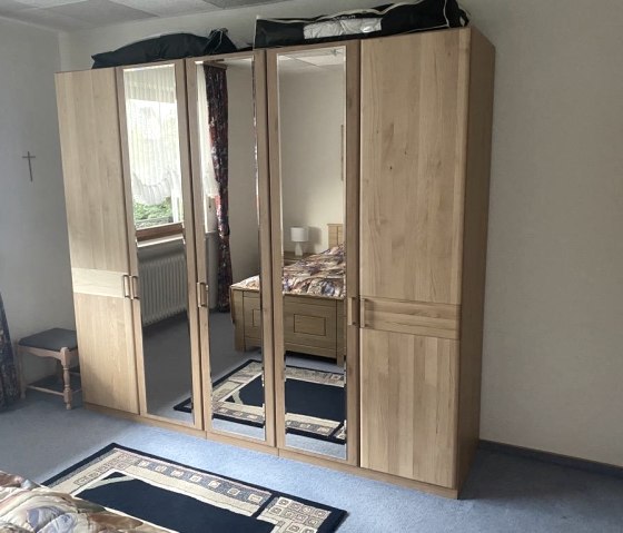 Kleiderschrank, © Ferienwohnung am schiefen Turm Kleiderschrank, © Ferienwohnung am schiefen Turm