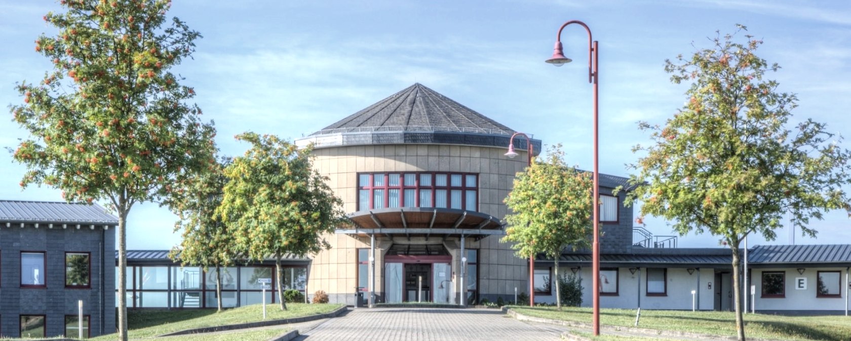 Verwaltungsgebäude im Frühsommer, © Verbandsgemeinde Kaisersesch Verwaltungsgebäude im Frühsommer, © Verbandsgemeinde Kaisersesch