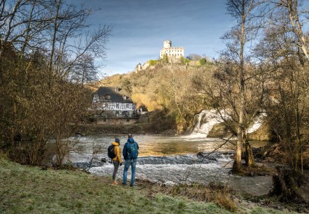 Zwei Personen am Elzbach, mit Blick auf die Pyrmonter Mühle und Burg Pyrmont. Herbstliche Landschaft mit Wasserfall und Fachwerkhaus., © Eifel Tourismus GmbH, D. Ketz Zwei Personen am Elzbach, mit Blick auf die Pyrmonter Mühle und Burg Pyrmont. Herbstliche Landschaft mit Wasserfall und Fachwerkhaus., © Eifel Tourismus GmbH, D. Ketz