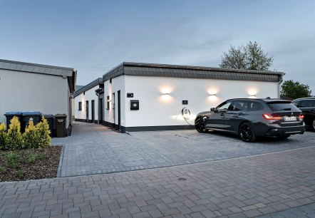 großer Parkplatz mit zwei Wallboxen, © Ferienhäuser Brieden großer Parkplatz mit zwei Wallboxen, © Ferienhäuser Brieden