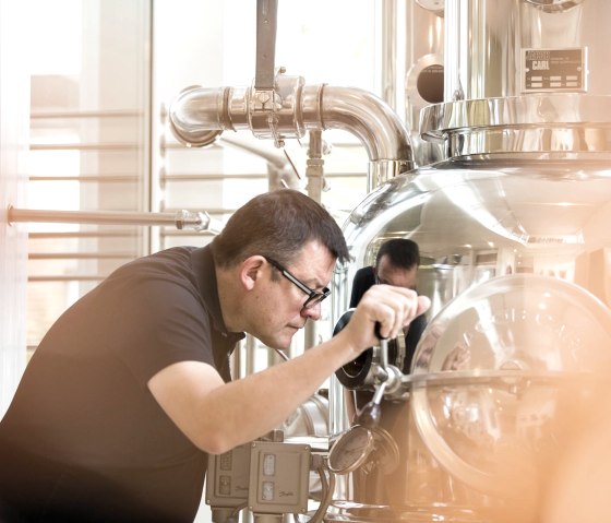 Hubertus Vallendar an der Brennanlage, © Brennerei Hubertus Vallendar GmbH & Co. KG Hubertus Vallendar an der Brennanlage, © Brennerei Hubertus Vallendar GmbH & Co. KG