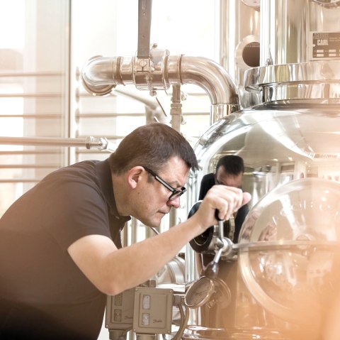 Hubertus Vallendar an der Brennanlage, © Brennerei Hubertus Vallendar GmbH & Co. KG Hubertus Vallendar an der Brennanlage, © Brennerei Hubertus Vallendar GmbH & Co. KG