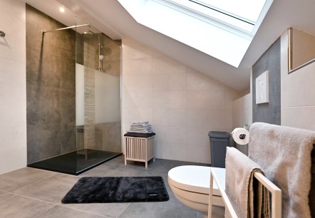 Bad mit ebenerdiger Dusche, © FeWo Eifel-Moselhöhe, Arnold Johann Bad mit ebenerdiger Dusche, © FeWo Eifel-Moselhöhe, Arnold Johann