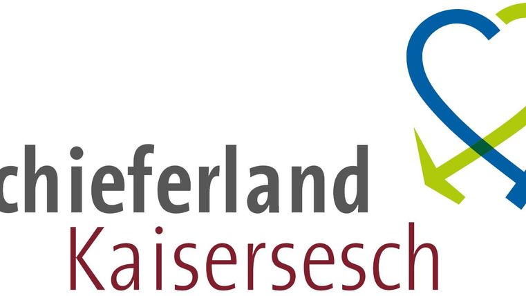 Ein Logo von Schieferland Kaisersesch mit einem stilisierten Herzen und Werkzeugen. Es vermittelt ein Gefühl von Liebe zur Region und Handwerk.