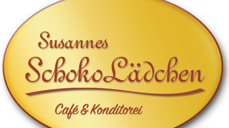 Ein ovales Schild mit dem Text "Susannes SchokoLädchen". Es handelt sich um ein Café und eine Konditorei.