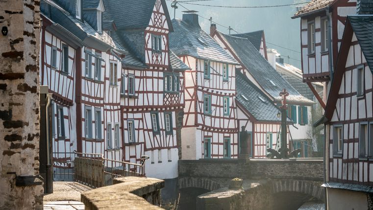 Fachwerkhäuser in Monreal, Deutschland, bei Sonnenlicht.