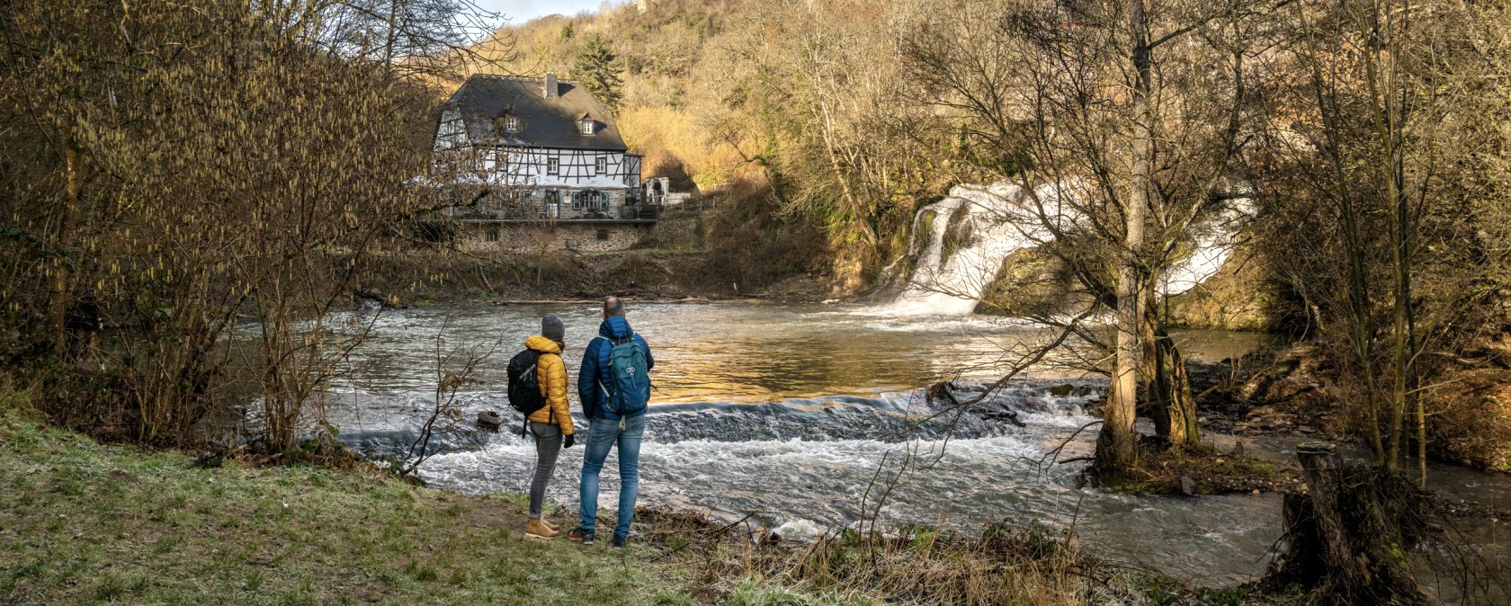 Vue sur l'Elzbach, le moulin de Pyrmont et le château de Pyrmont, © Eifel Tourismus GmbH, D. Ketz