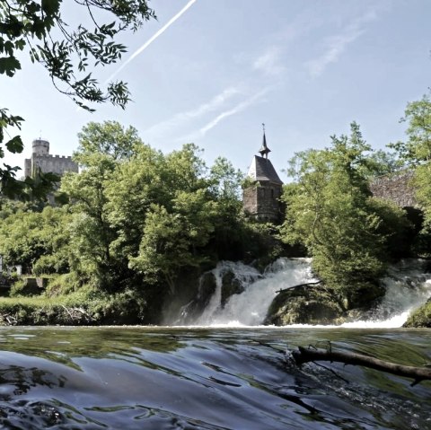 Wasserfall mit Burg Pymont, &copy; Winfried Lenz