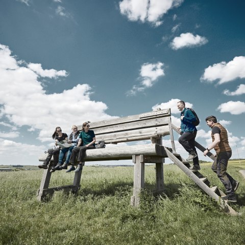 Beine Baumeln lassen auf der XXL-Bank, &copy; Touristik-B&uuml;ro Schieferland Kaisersesch, Marco Rothbrust
