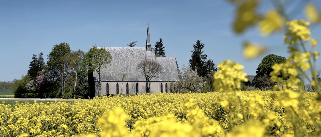Idyllisch gelegene Schwanenkirche bei Roes, &copy; Christoph Gerhartz