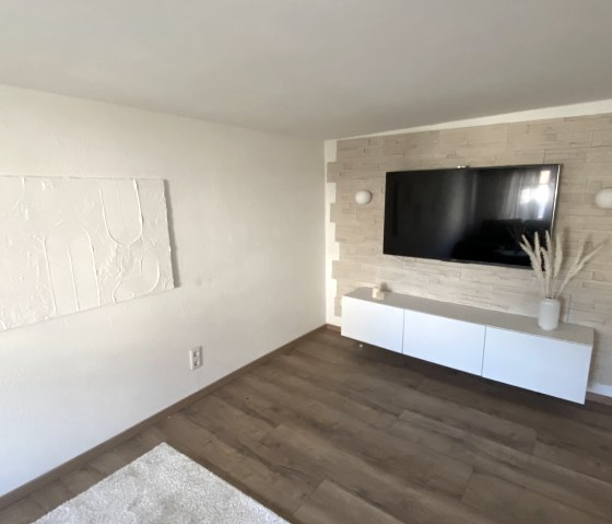 Wohnbereich mit Flachbild-TV, &copy; Ferienhaus Eifelzeit, Anita Heege