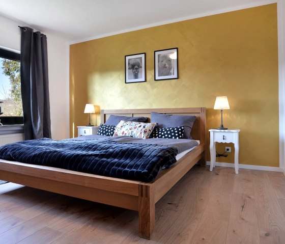 Schlafzimmer, &copy; Ferienwohnung zum R&ouml;merturm/ Christoph Gerhartz