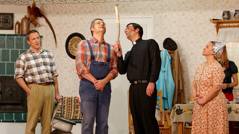 Fünf Schauspieler des Theatervereins Kaifenheim stehen in einer Küchenszene, zwei blicken zur Decke, die anderen beobachten sie aufmerksam.