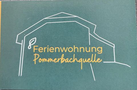 Eine einfache Darstellung eines Hauses mit dem Schriftzug „Ferienwohnung Pommerbachquelle“. Der Hintergrund ist grün, die Linien sind weiß und der Text ist in gelb.