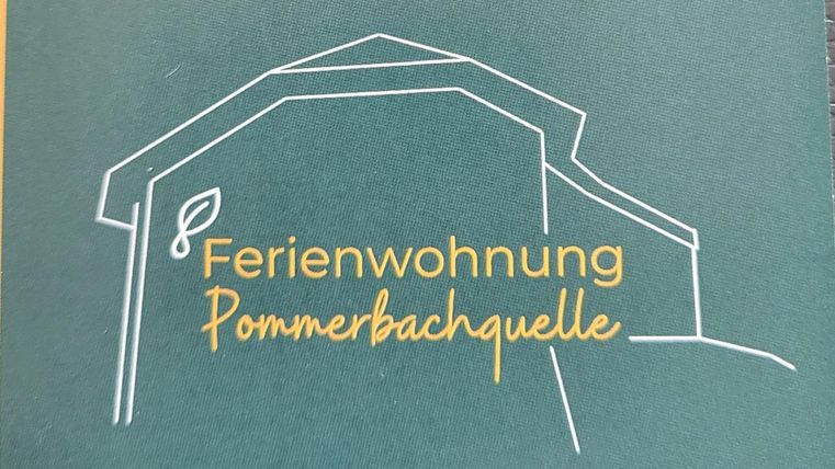 Eine einfache Darstellung eines Hauses mit dem Schriftzug „Ferienwohnung Pommerbachquelle“. Der Hintergrund ist grün, die Linien sind weiß und der Text ist in gelb.