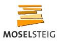 Logo des Moselsteigs mit stilisierten orangefarbenen Linien und Schriftzug.