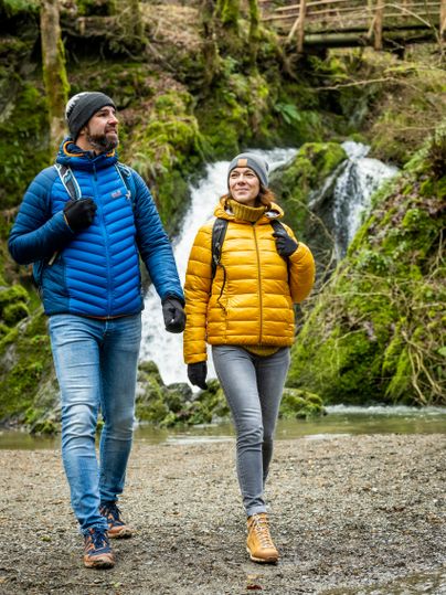 Wasserfall am Wanderweg „Im Tal der Wilden Endert“, umgeben von dichtem Wald und moosbewachsenen Felsen.