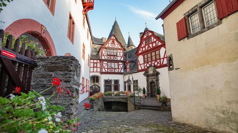 Eine malerische Altstadt mit historischen Fachwerkhäusern und einem charmanten Innenhof. Die Ruhe und Schönheit der Umgebung laden zum Verweilen ein.