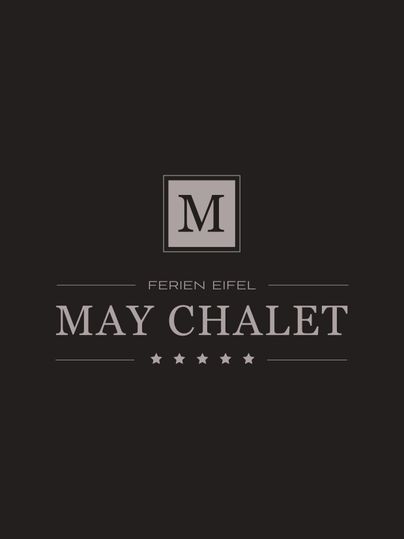 Een elegant ontwerp voor het vakantiehuis "May Chalet" in de Eifel. Het toont stijlvolle teksten op een zwarte achtergrond.