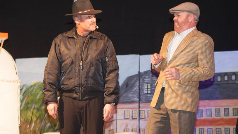 Zwei Schauspieler des Theatervereins Düngenheim spielen eine emotionale Szene miteinander auf der Bühne.