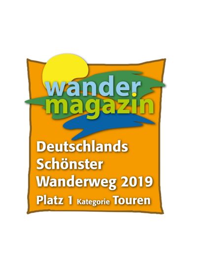 Logo von Deutschlands schönstem Wanderweg 2019 mit gelb-orangem Hintergrund und einem weißen Schriftzug.