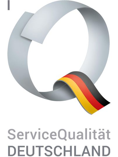 Ein stilisiertes Logo mit einem Q und einer Flagge in den Farben Schwarz, Rot und Gold. Darunter steht "ServiceQualität DEUTSCHLAND".