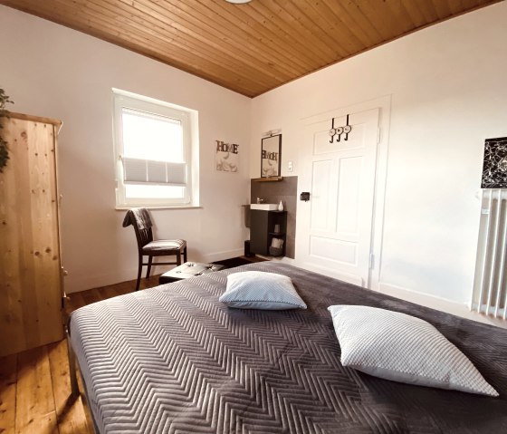 Schlafzimmer mit Waschgelegenheit, &copy; Christel Sesterhenn