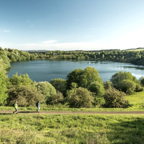 Wanderer am Weinfelder Maar, © Eifel Tourismus GmbH, D. Ketz