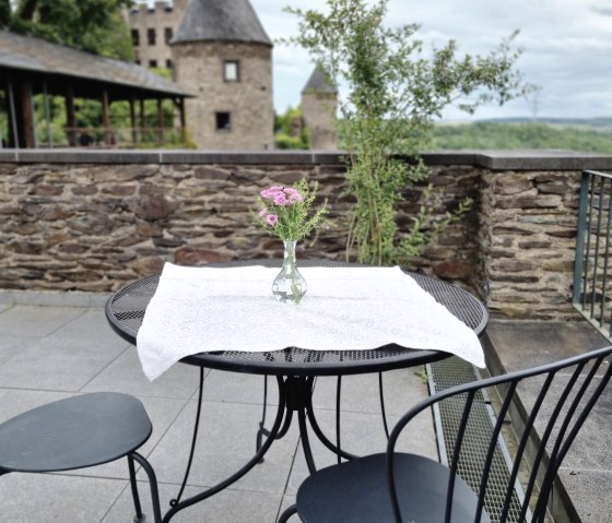 Sonnenterrasse mit Blick auf spektakul&auml;re Kulisse, &copy; Pascal Abel