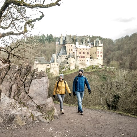Wandelaars bij kasteel Eltz, &copy; Eifel Tourismus GmbH, Dominik Ketz