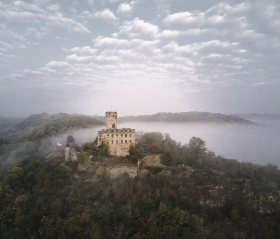 Burg Pyrmont im Herbst, © Schieferland Kaisersesch, Marco Rothbrust
