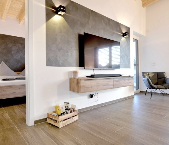 offener Wohnbereich mit Blick ins Schlafzimmer, &copy; Ferienh&auml;user Brieden